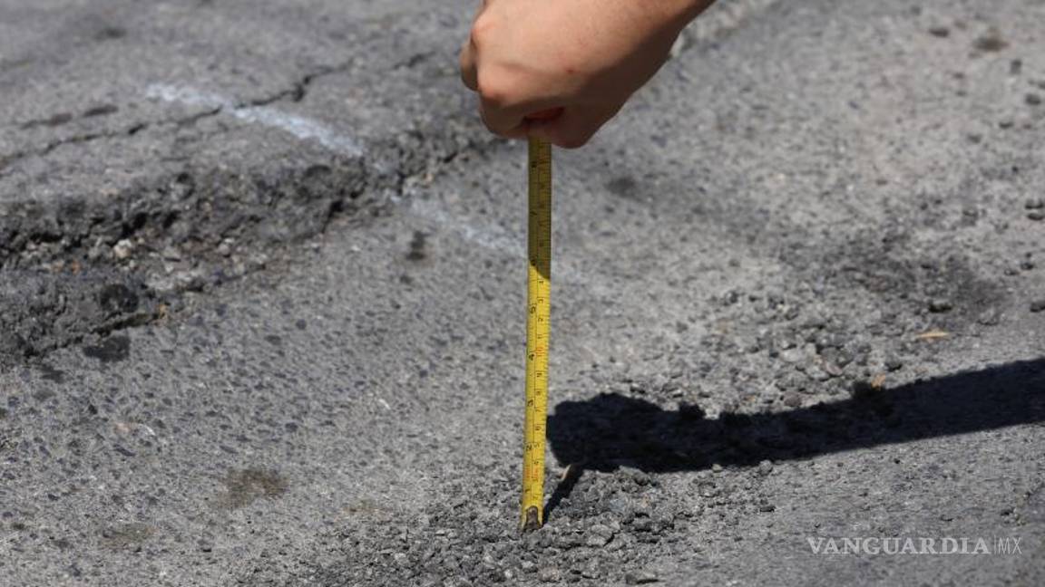 $!Hundimientos de hasta 15 centímetros afectan el pavimento entre las calles Obregón y Moctezuma en Carlos Dávila Fuentes.