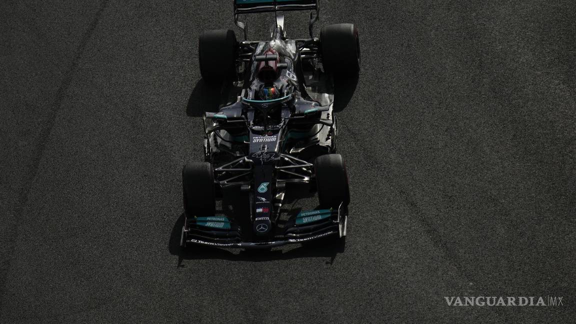 $![Dabi de la Fórmula Uno, en Abu Dabi, Emiratos Árabes Unidos, el viernes 10 de diciembre de 2021. (AP][El piloto británico Lewis Hamilton, de Mercedes, durante una práctica para el Gran Premio de Abu]