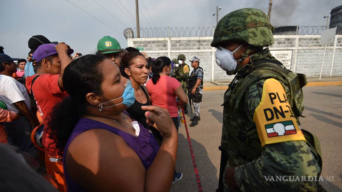 $!Familiares claman por información afuera de Pajaritos tras explosión