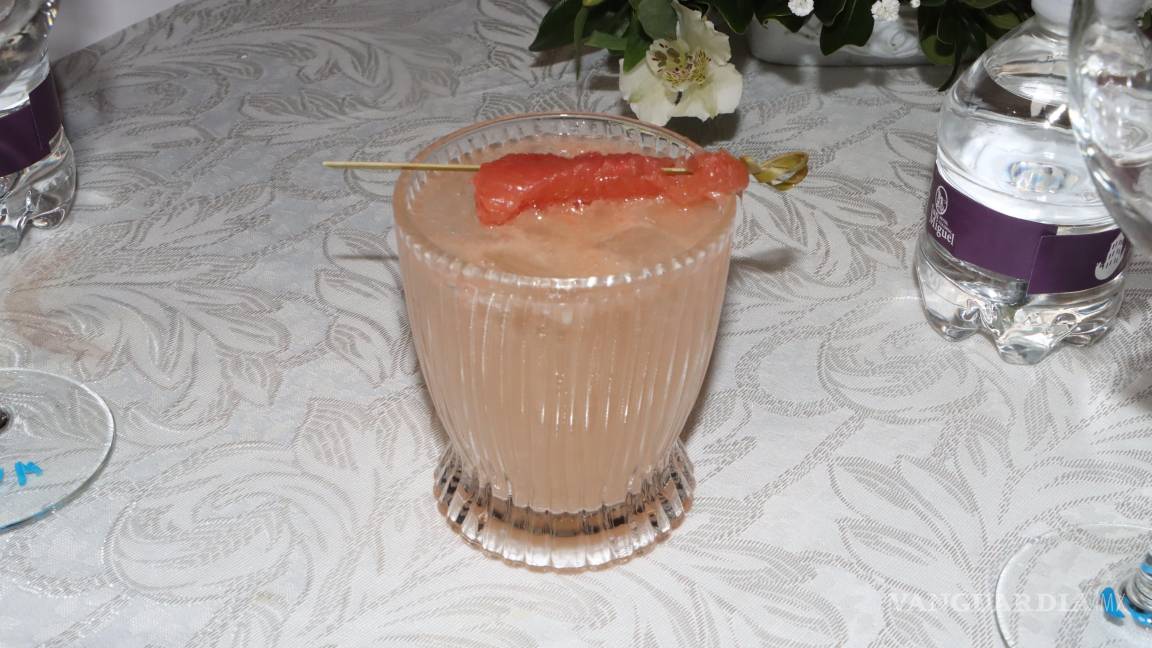 $!Los asistentes pudieron degustar de una paloma, pero esta vez elaborada con sotol coahuilense en lugar de tequila, cortesía de la productora Saltillense Casa Sotol.