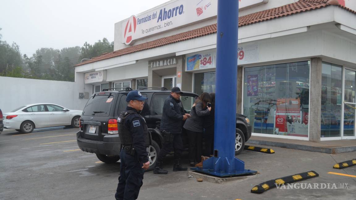 Se infarta y muere esperando al médico