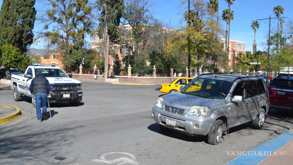 $!Por baja de glucosa choca su camioneta en Alameda de Saltillo