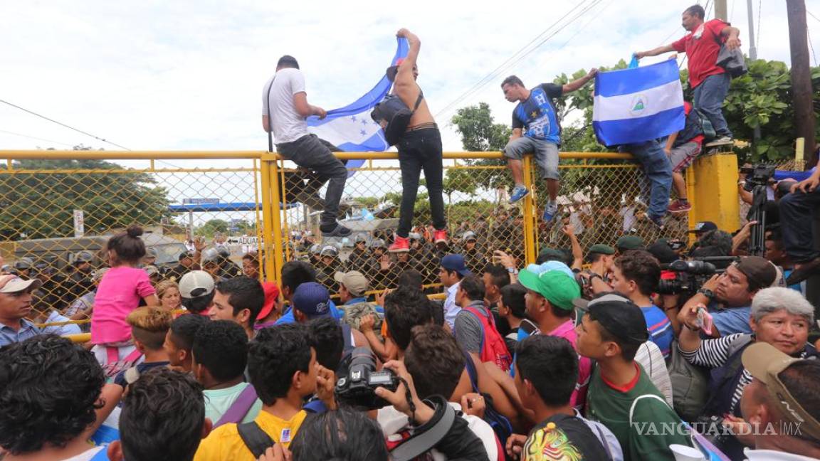 'Somos hondureños, no somos traficantes' Migrantes rompen cerco fronterizo en Guatemala e ingresan a México