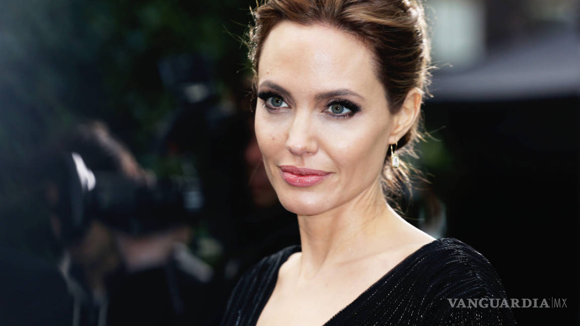Angelina Jolie teme al desnudo