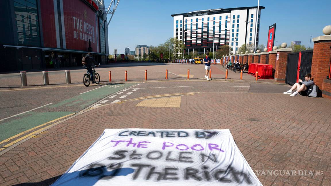 $!Fanáticos protestan por la creación de la Superliga