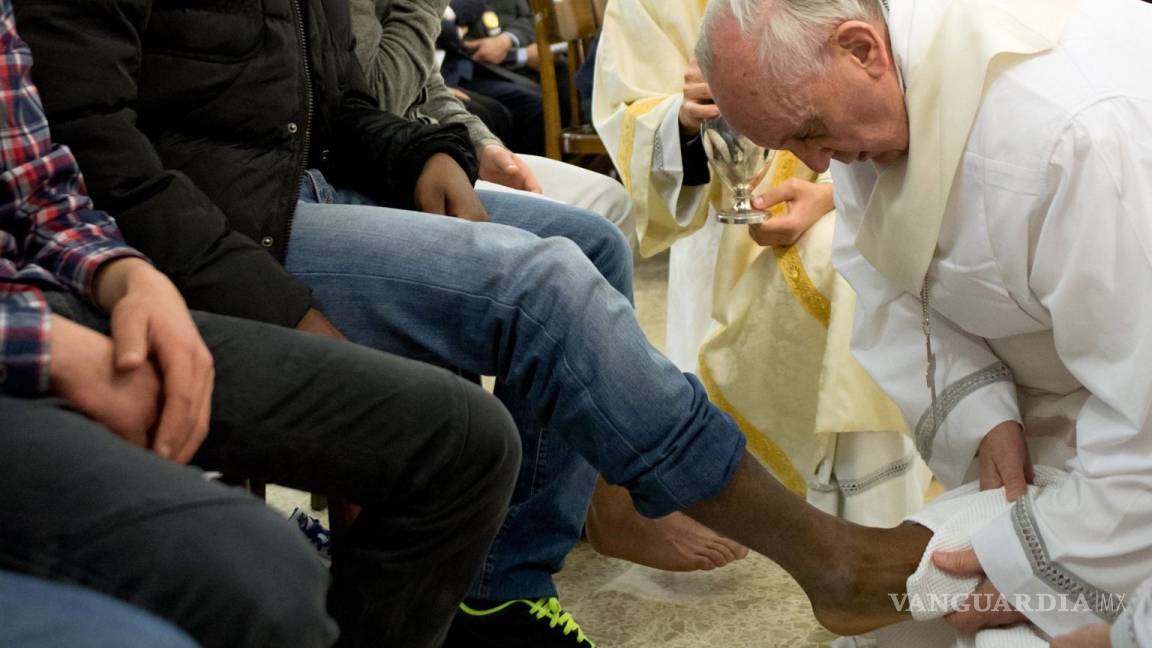 Papa Francisco lavará pies a refugiados en Jueves Santo