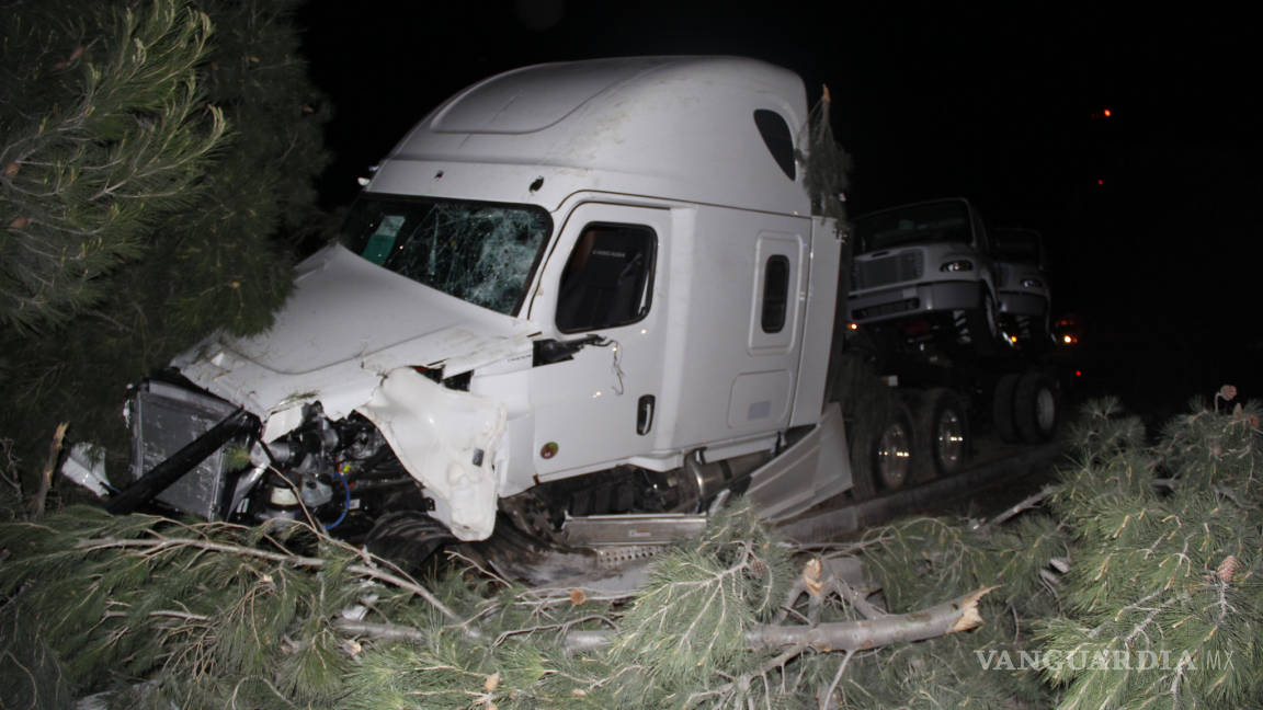 Dormita trailero y destroza camioneta en Derramadero; el responsable se da a la fuga