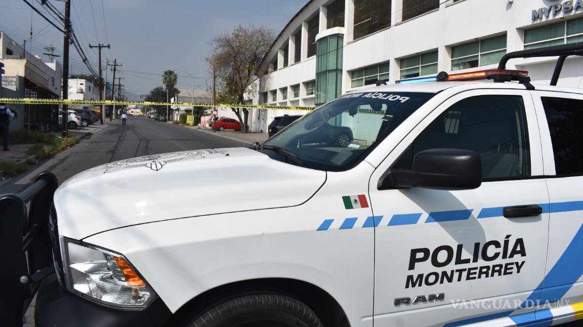 Dejan dos granadas de fragmentación en la vía pública, en Monterrey