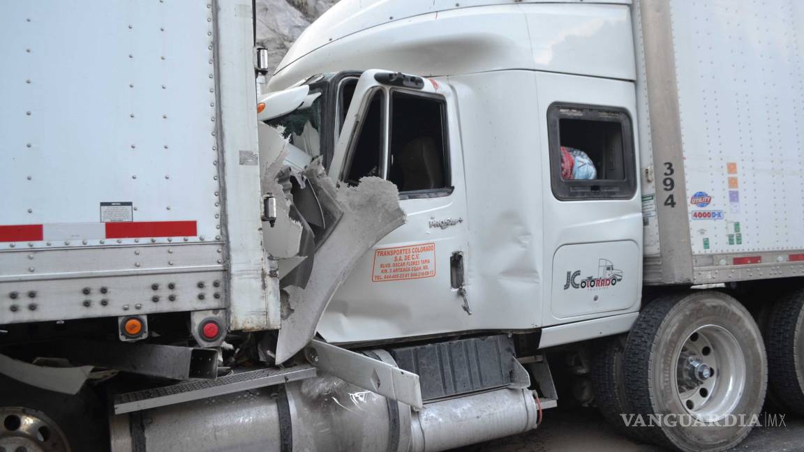 $!Le fallan frenos a tractocamión y vuelca en Los Chorros