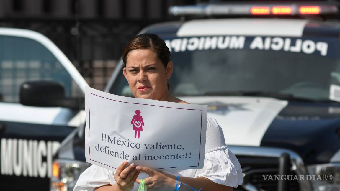 $!Marchan en Saltillo a favor de la vida y la familia tradicional; en 17 estados, en pro del aborto