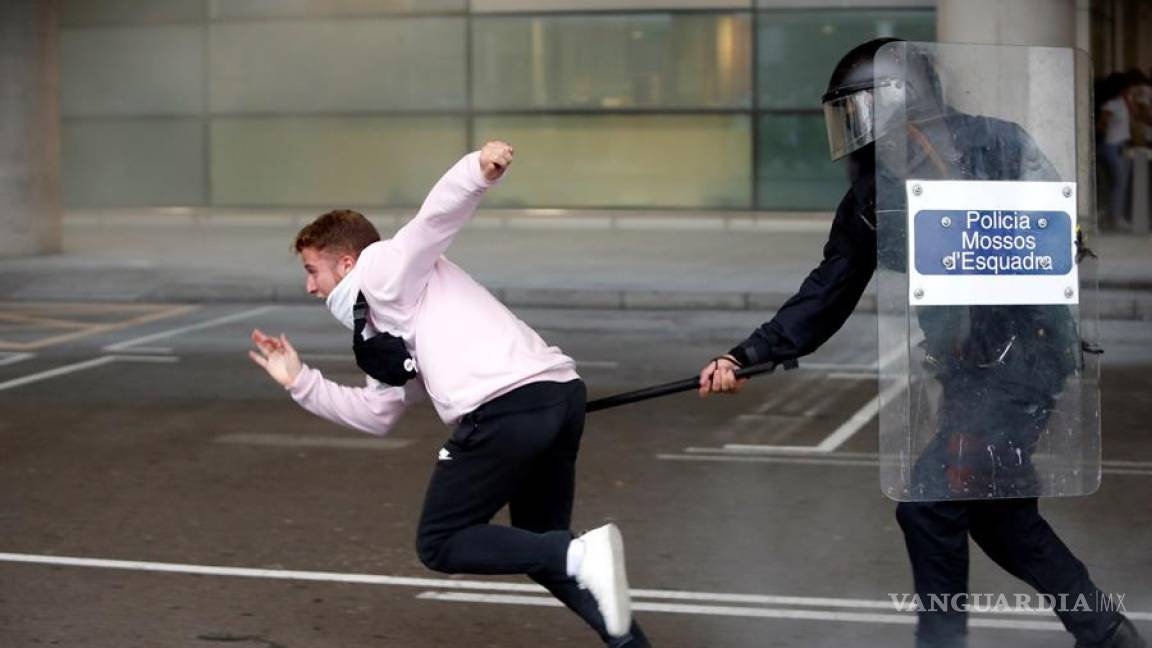 $!Catalanes toman las calles y colapsan el aeropuerto de Barcelona