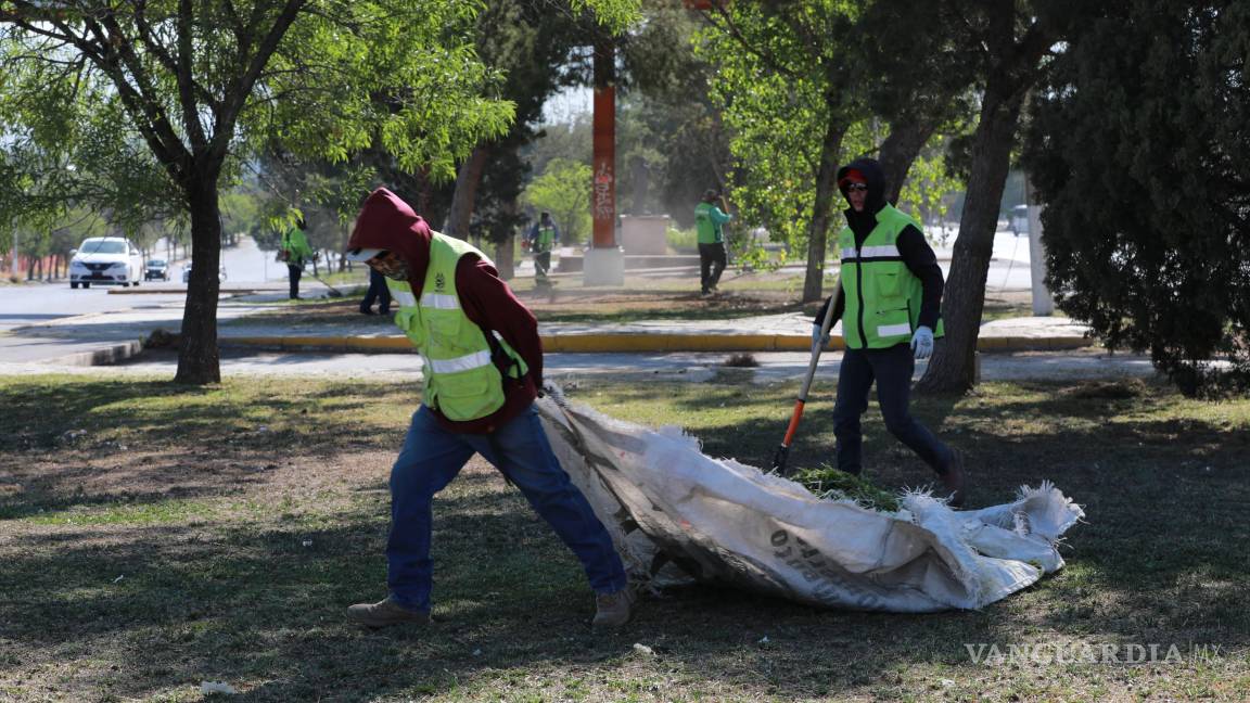 $!Brigadas municipales limpiaron áreas verdes en Paseo de la Reforma y el sector oriente, promoviendo espacios dignos para la convivencia familiar.