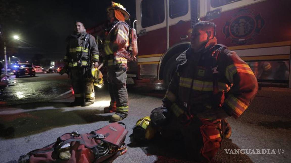 $!El fuego fue contenido antes de que se extendiera a casas vecinas y significara un peligro para los habitantes del sector.