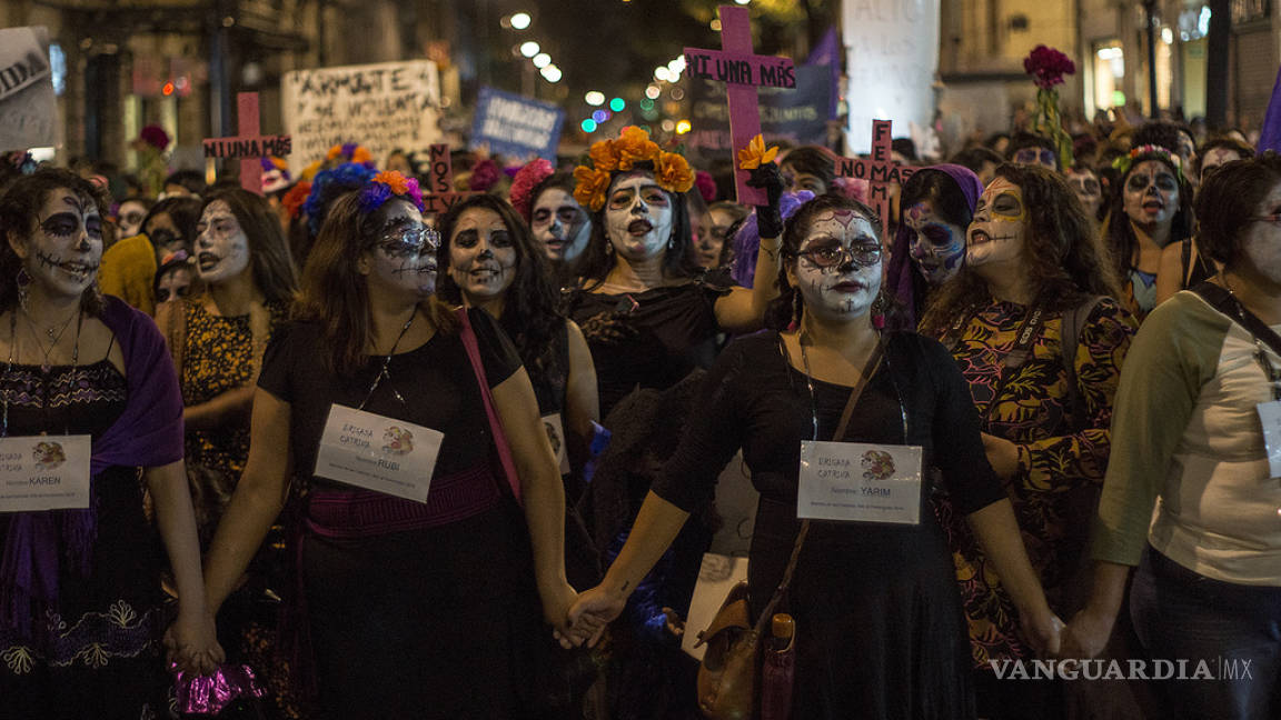 Mujeres vestidas de catrinas marchan contra los feminicidios en México