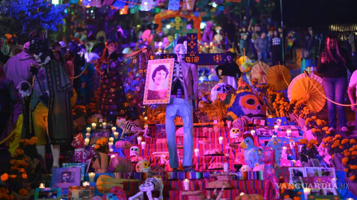 Iluminan el camino al más allá con el Altar Monumental del Barrio de Santa Anita