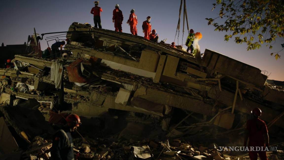 Aumenta a 30 fallecidos en sismo que cimbró en Turquía y Grecia