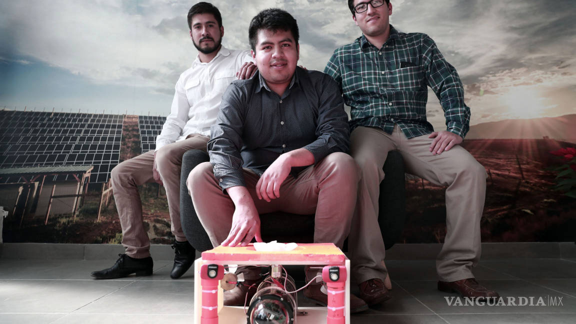 Jóvenes crean robot limpiador que evita desperdicio de agua