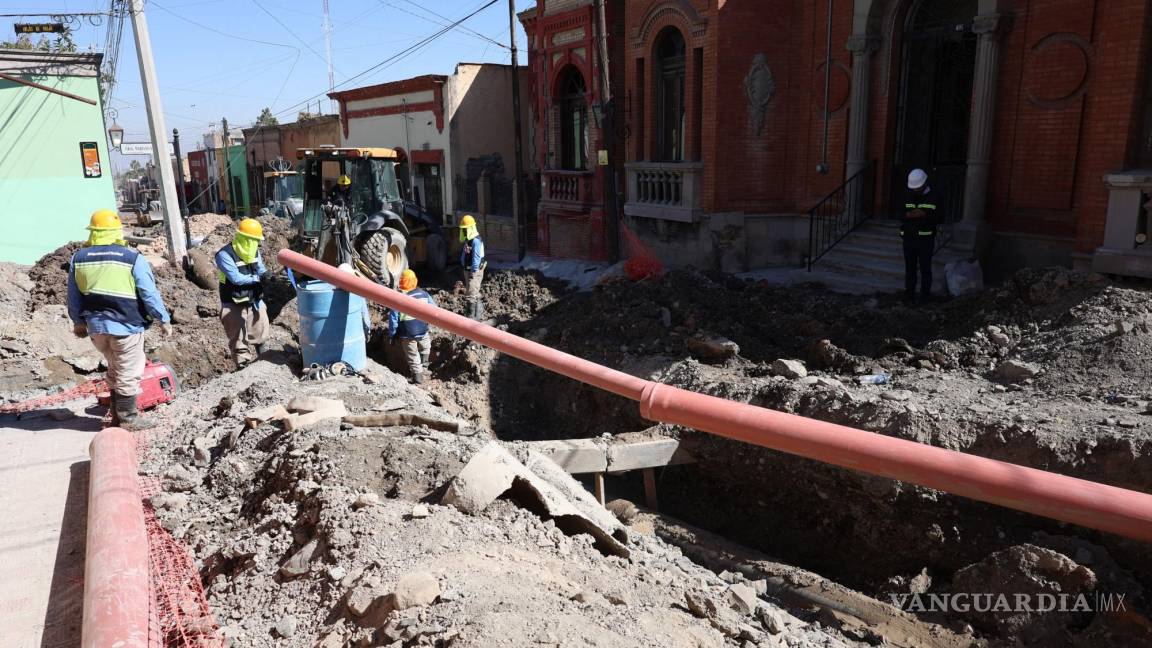 Lamentan vecinos de calle General Cepeda omisiones en cuidado del agua por obras en el Centro Histórico de Saltillo