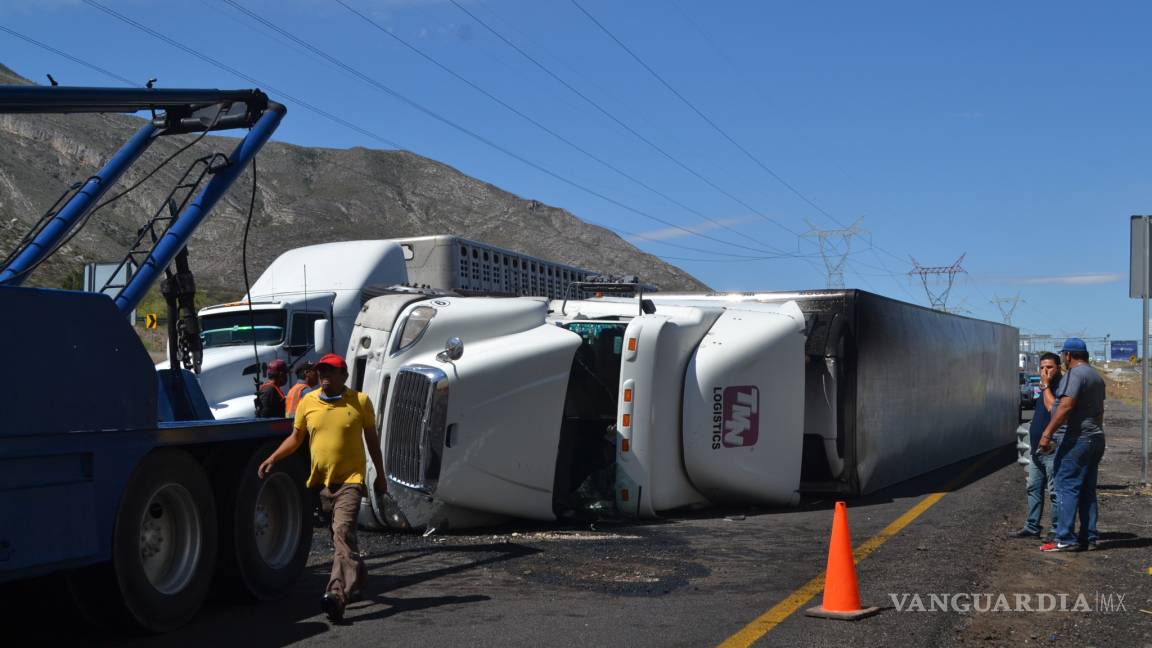 Vuelca trailero por manejo imprudente en la carretera libre a Monterrey