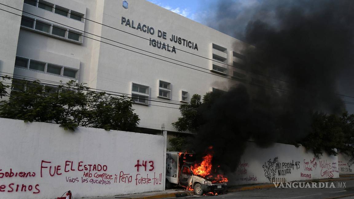 Normalistas queman camioneta en Palacio de Justicia de Iguala