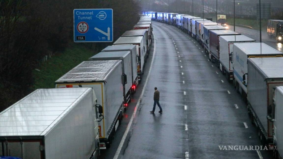 Gran Bretaña enfrenta cierres de fronteras por nueva cepa del COVID-19