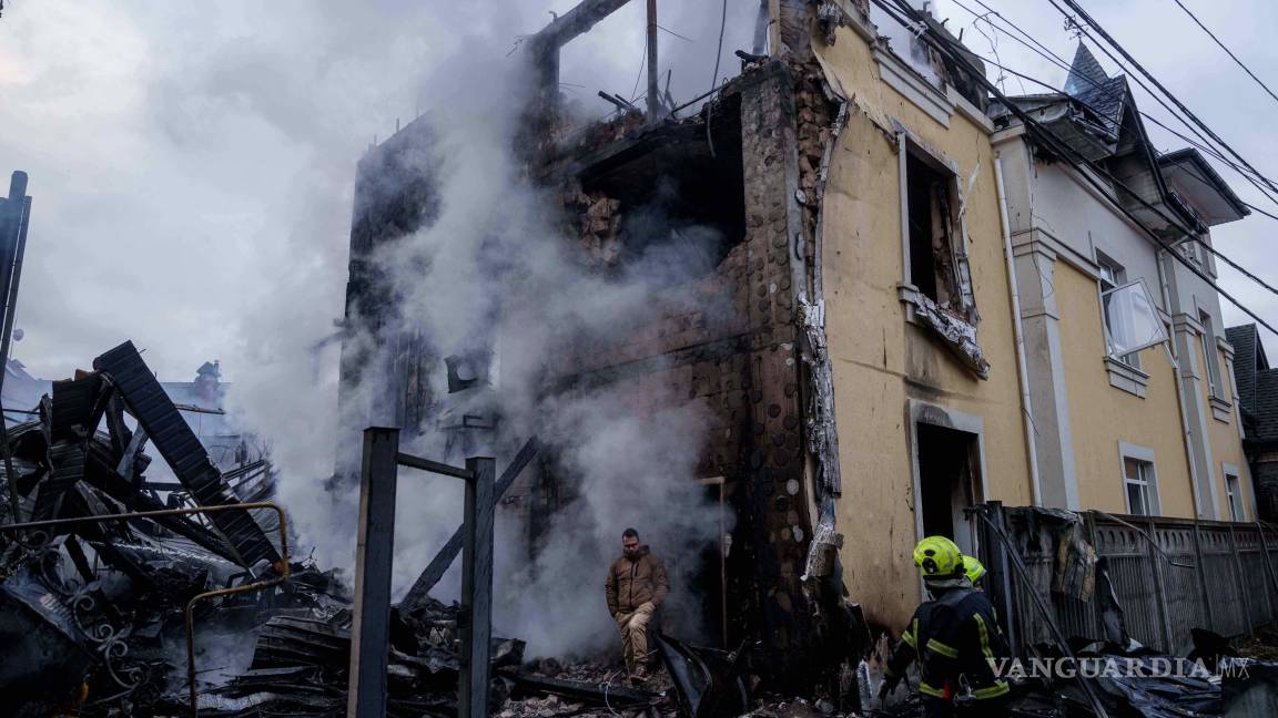 $!Rescatistas trabajan en un edificio dañado por un ataque ruso, este sábado en la capital ucraniana de Kiev.