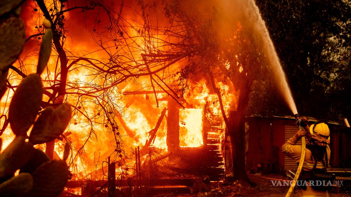 $!Vientos dan vida a incendio en california