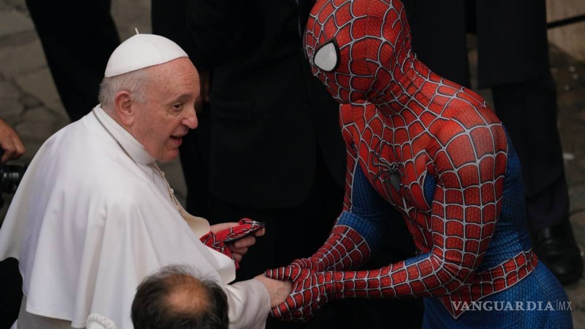Hombre Araña y el papa Francisco se saludan en el Vaticano