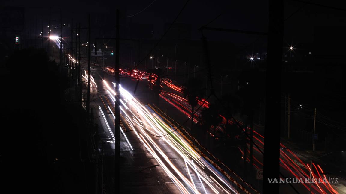 $!El flujo constante de vehículos y el alumbrado vial intensifican la contaminación lumínica en los bulevares principales.