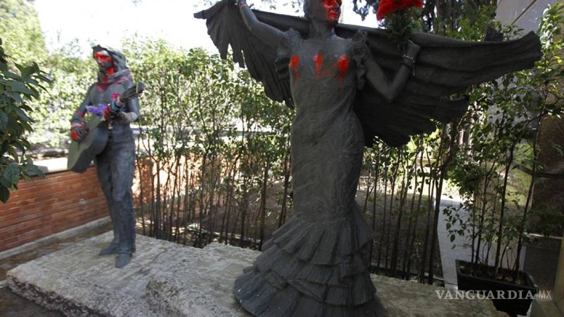 Profanan una estatua de la artista española Lola Flores en un cementerio de Madrid