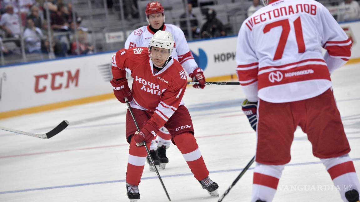 $!Vladimir Putin se roba los reflectores al marcar cinco goles en juego de hockey