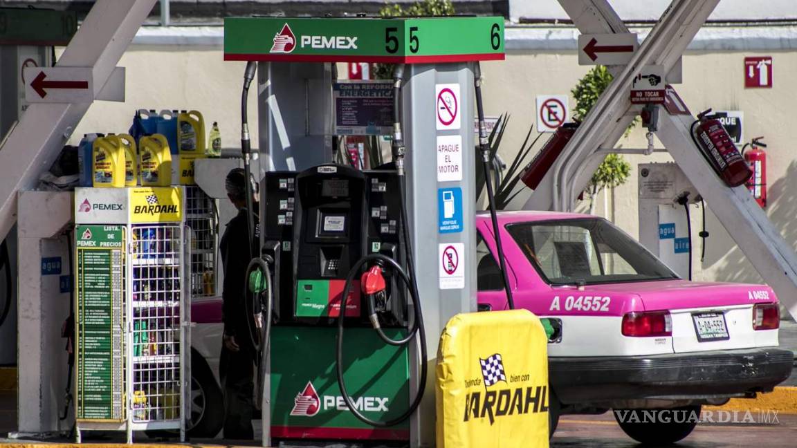 Porque no despacha litros completos, amenaza Procurador a gasolinera de Torreón
