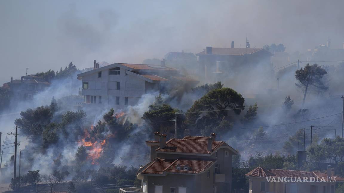 Amenaza incendio suburbios de Atenas