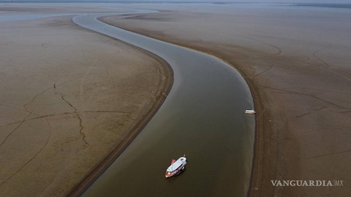 $!Un transbordador navega por un tramo del río Amazonas afectado por la grave sequía, cerca de Manacapuru, Brasil, el 27 de septiembre de 2023.