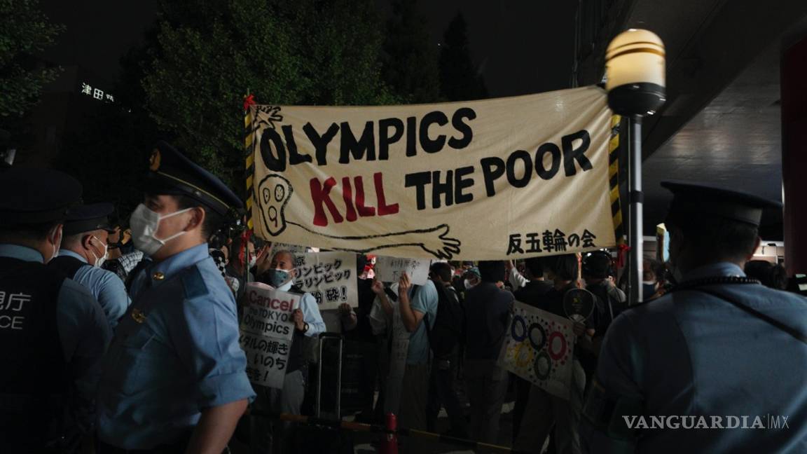 $!En imágenes; sin público, un espectáculo colorido y manifestantes anti-olímpicos se inaugura Tokio 2020