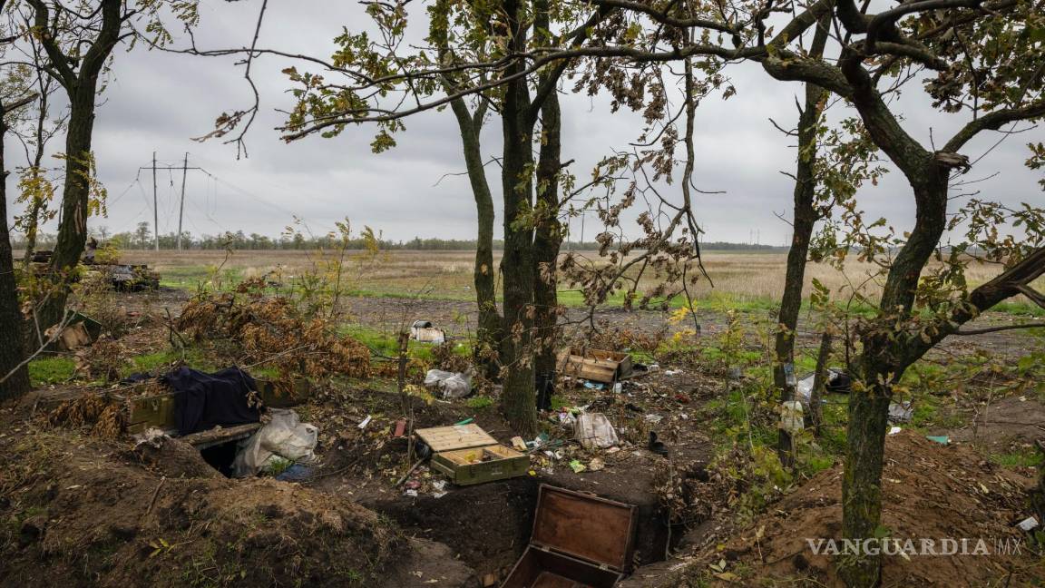 $!Basura abandonada en una posición donde estaban atrincherados soldados rusos y que fue recuperada por el ejército ucraniano, en Petrivka, Ucrania.