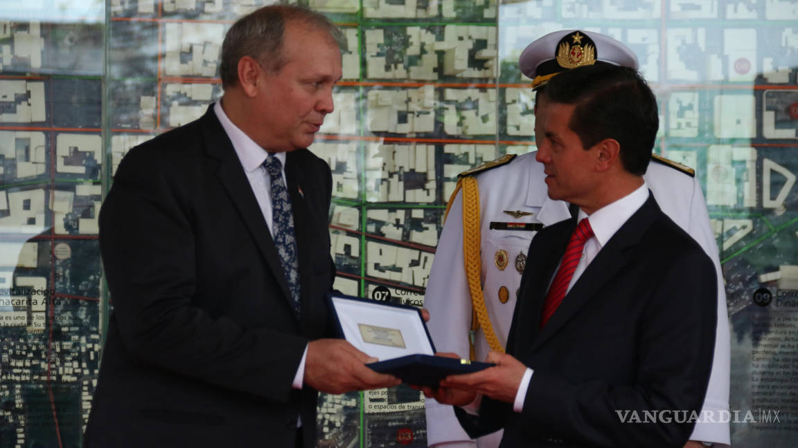 Peña Nieto es declarado Hijo Ilustre de Asunción en su primer acto en Paraguay