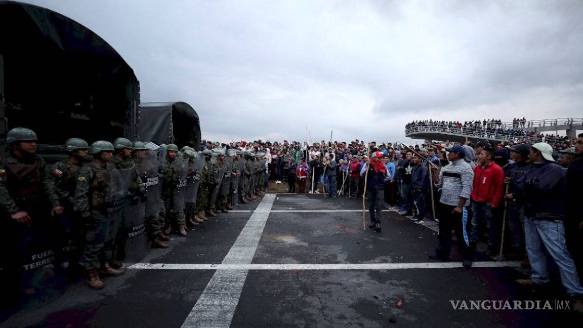 $!Se recrudecen protestas en Ecuador; militares exigen a periodistas desalojar el palacio de Gobierno