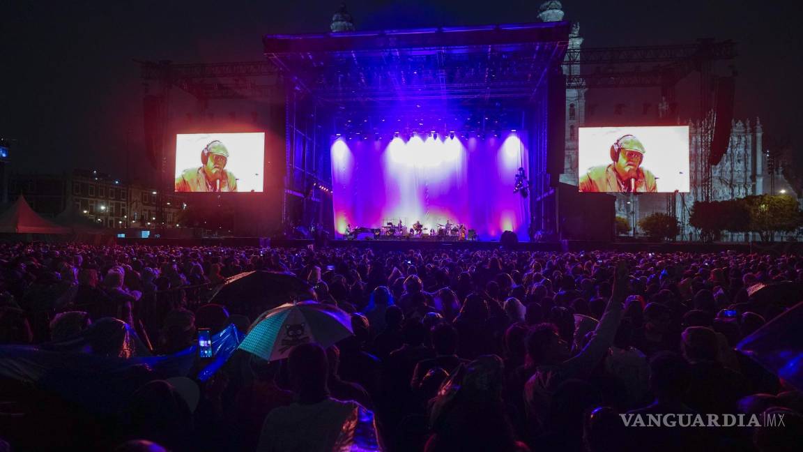 $!El cantautor cubano Silvio Rodríguez durante un concierto gratuito en el Zócalo de la Ciudad de México.