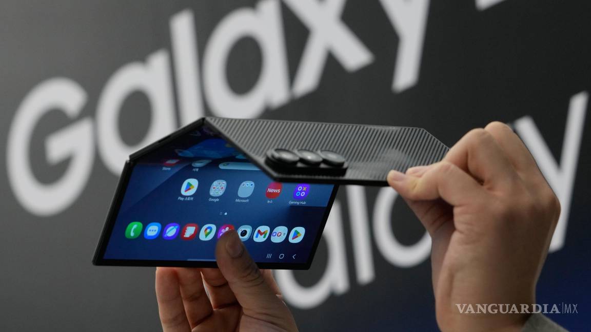 $!Una modelo muestra un teléfono inteligente Samsung Galaxy Z TriFold durante un evento de lanzamiento en una tienda Samsung en Seúl, Corea del Sur.