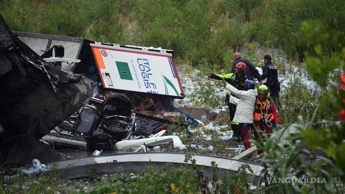$!Se desploma un puente en Génova y varios vehículos caen al vacío (Fotogalería)