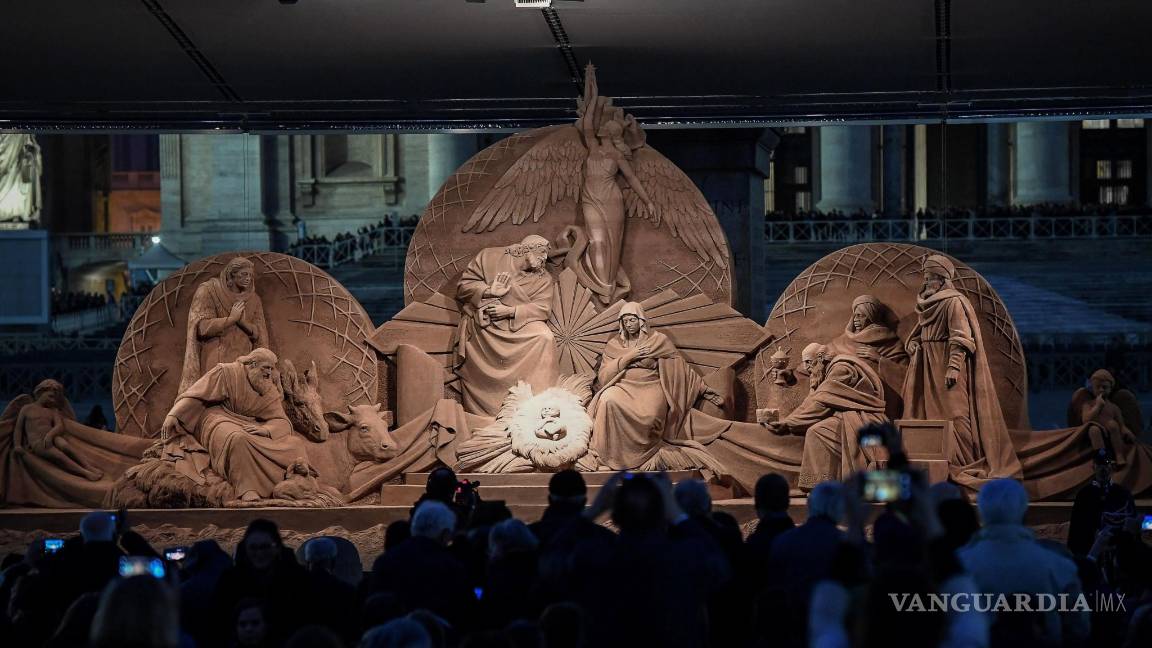 $!Monumental nacimiento de arena en la Plaza de San Pedro da inicio a los festejos navideños en el Vaticano
