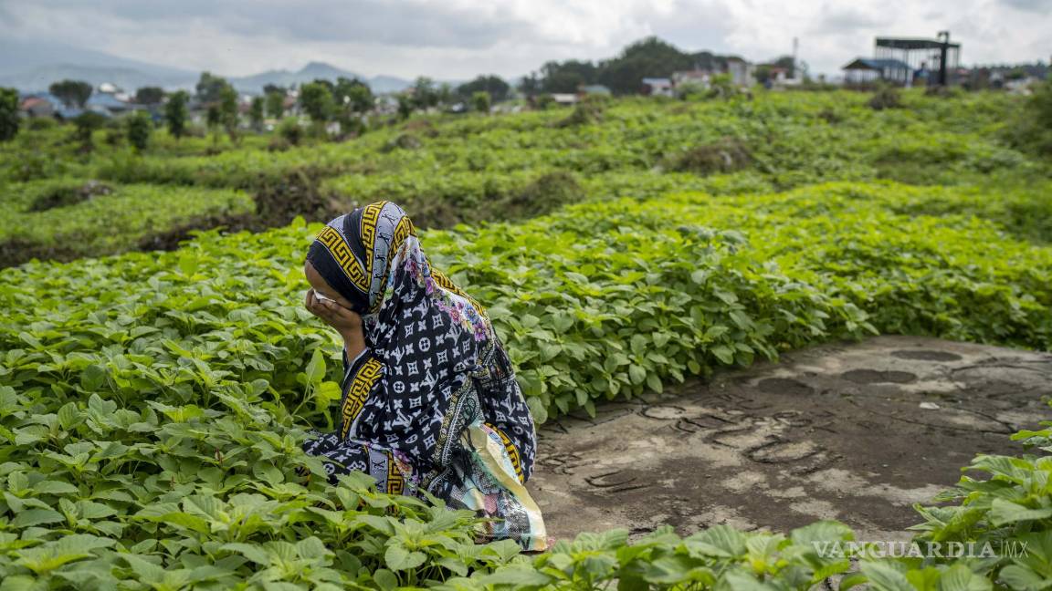 $!Vanessa Emedy llora sobre la tumba de su marido Godefroid Kamana en Goma, República Democrática del Congo.