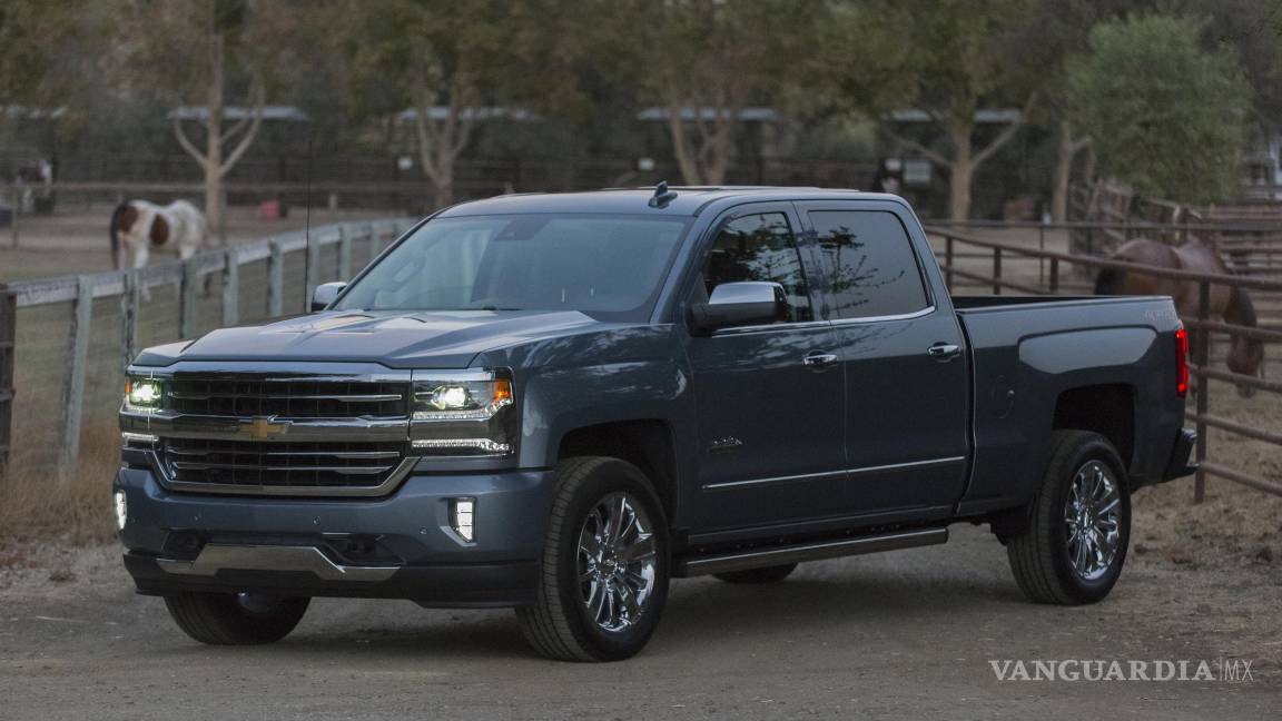 $!Un poco más de la mitad de los 8 millones de autos y camionetas ligeras que EU importó el año pasado provino de México (número 1, con casi 3 millones) .