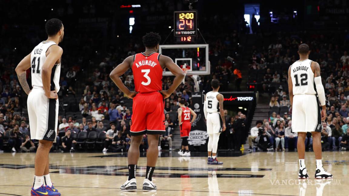 Juego de Raptors y Spurs se detiene en homenaje a Kobe y en redes se burlan de Tigres