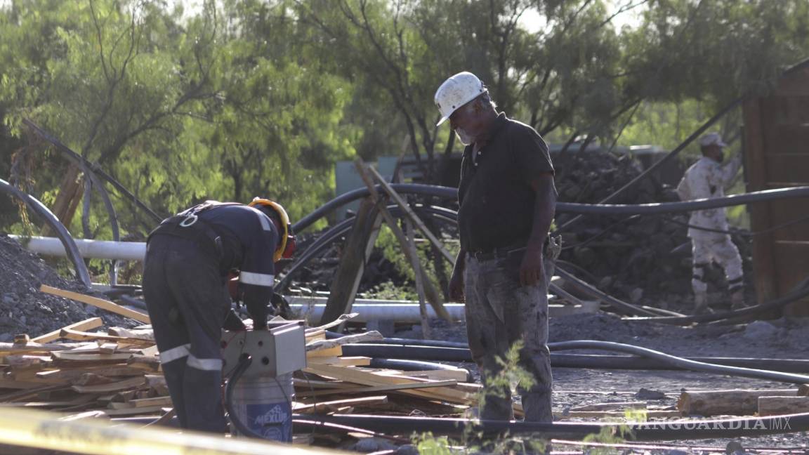 $!Voluntarios ayudan en el rescate de 10 mineros atrapados en una mina de carbón colapsada e inundada en Sabinas, estado de Coahuila.