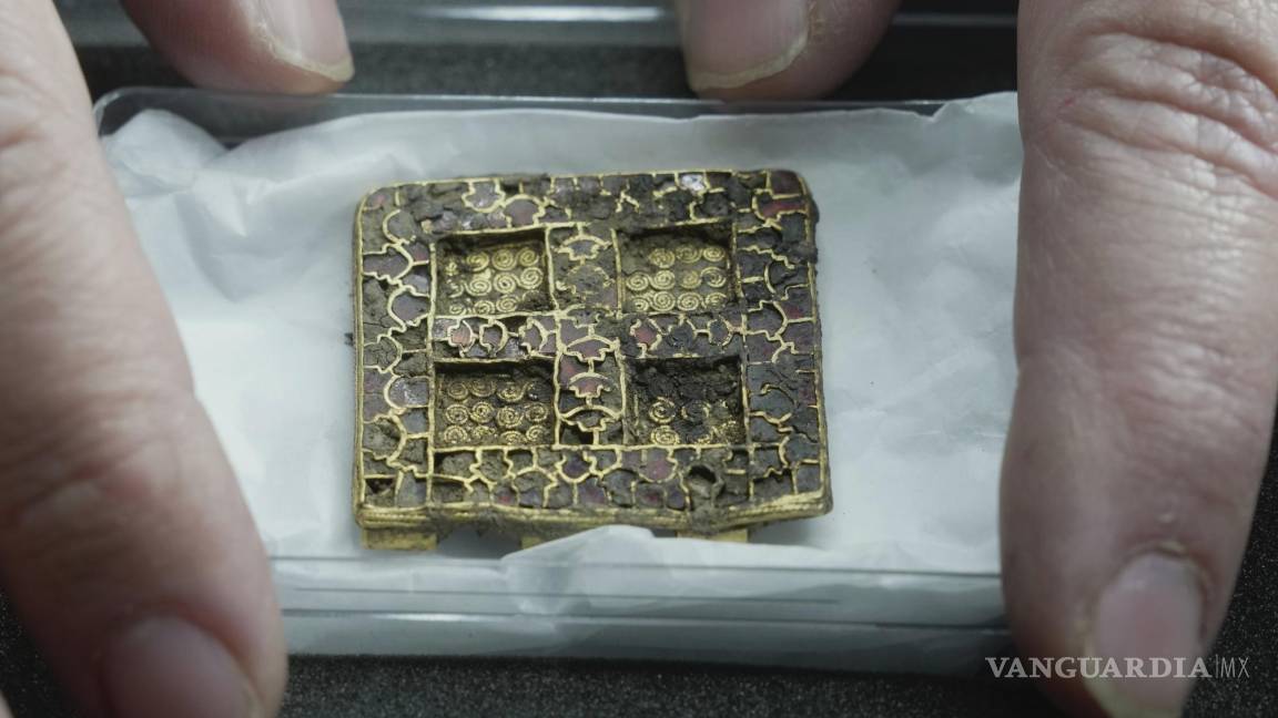 Arqueólogos encuentran un collar de oro y joyas 1,300 años de antigüedad en Inglaterra