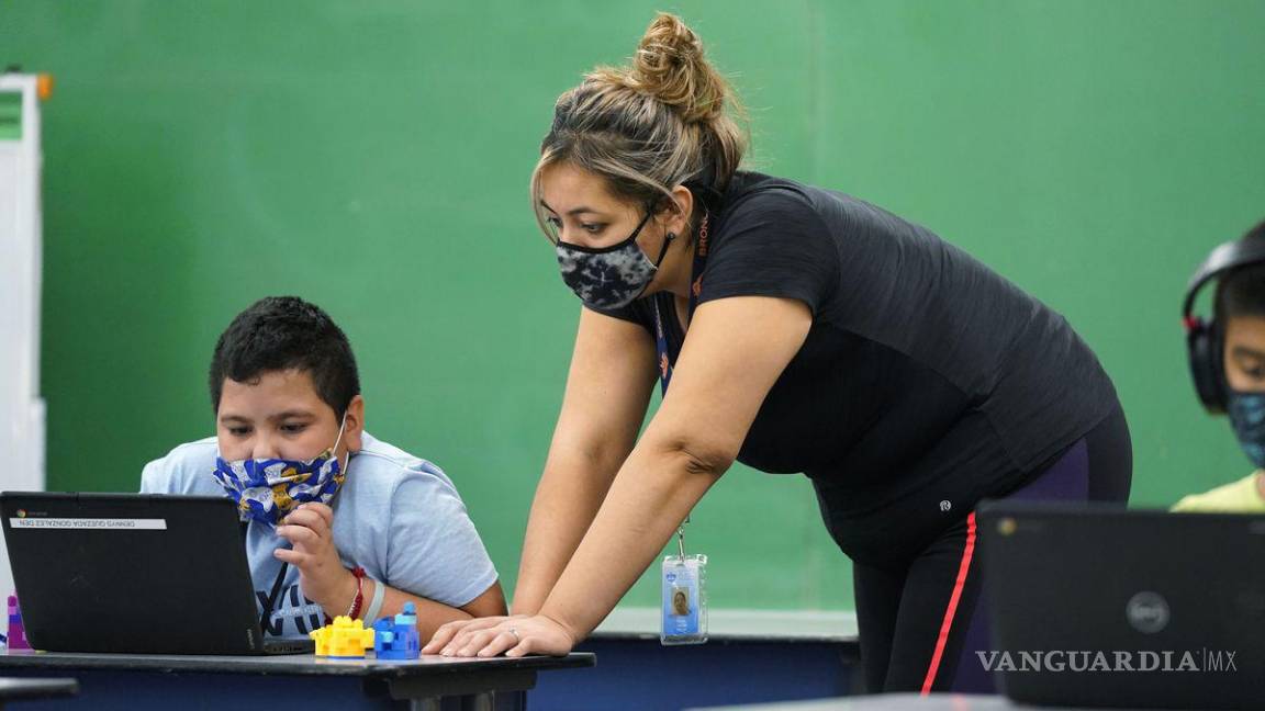 Maestra se quita cubrebocas en clase, contagia COVID-19 a alumnos