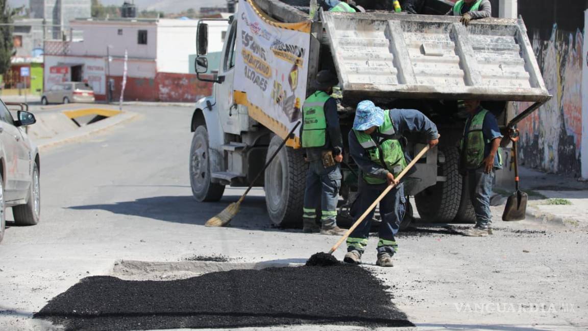 $!Cuadrillas municipales realizaron trabajos de rehabilitación del pavimento en el bulevar La Herradura, al suroriente de Saltillo, como parte del programa “Aquí Andamos”.