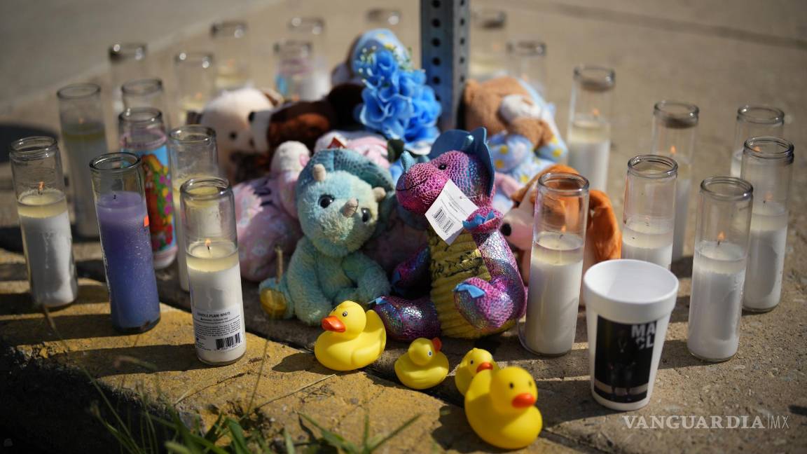 $!Recuerdos y velas en un monumento a Dymir Stanton, de 29 años, víctima de un tiroteo, el jueves 6 de julio de 2023, en Filadelfia.